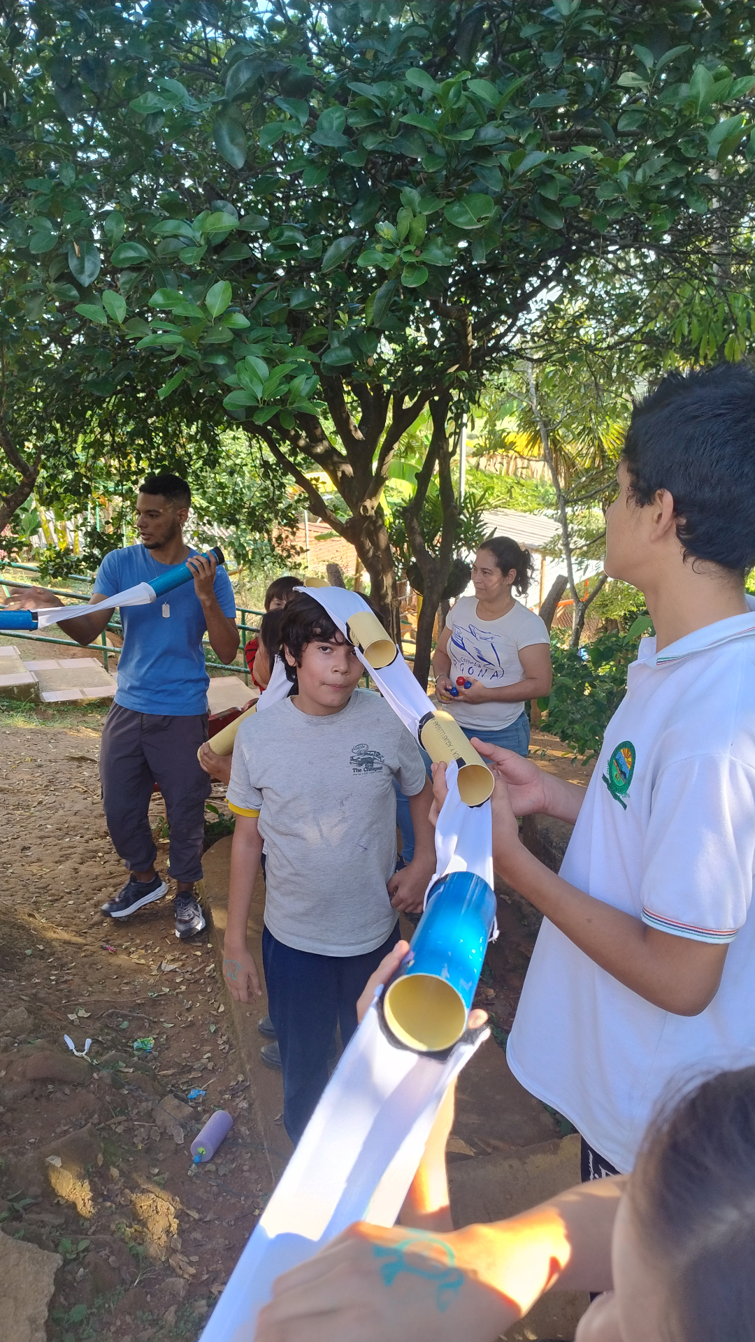 Niños, jóvenes y adultos de La Buitrera participando en una actividad comunitaria al aire libre