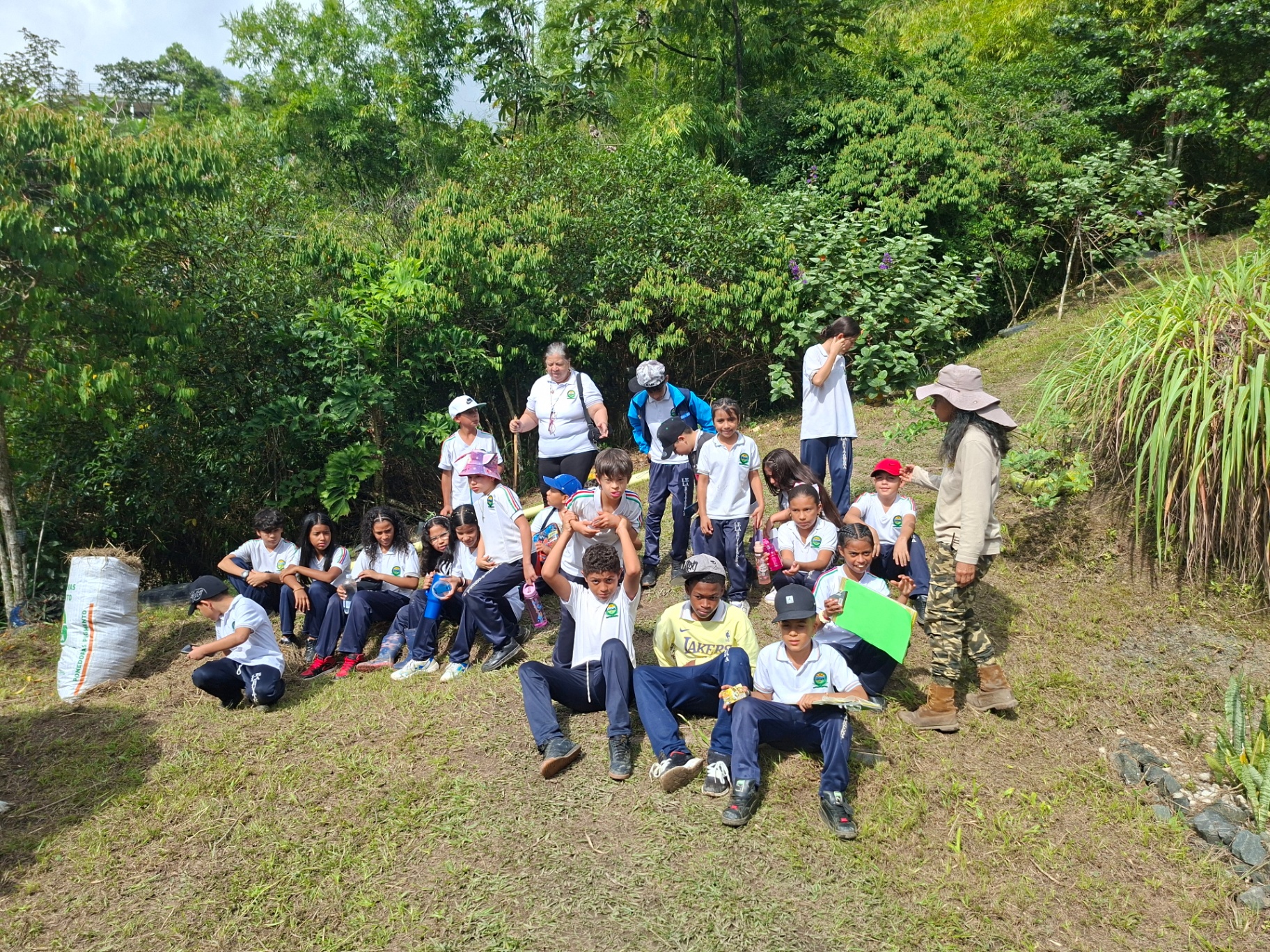 Niños, niñas y adultos participando en una actividad educativa ambiental en La Buitrera